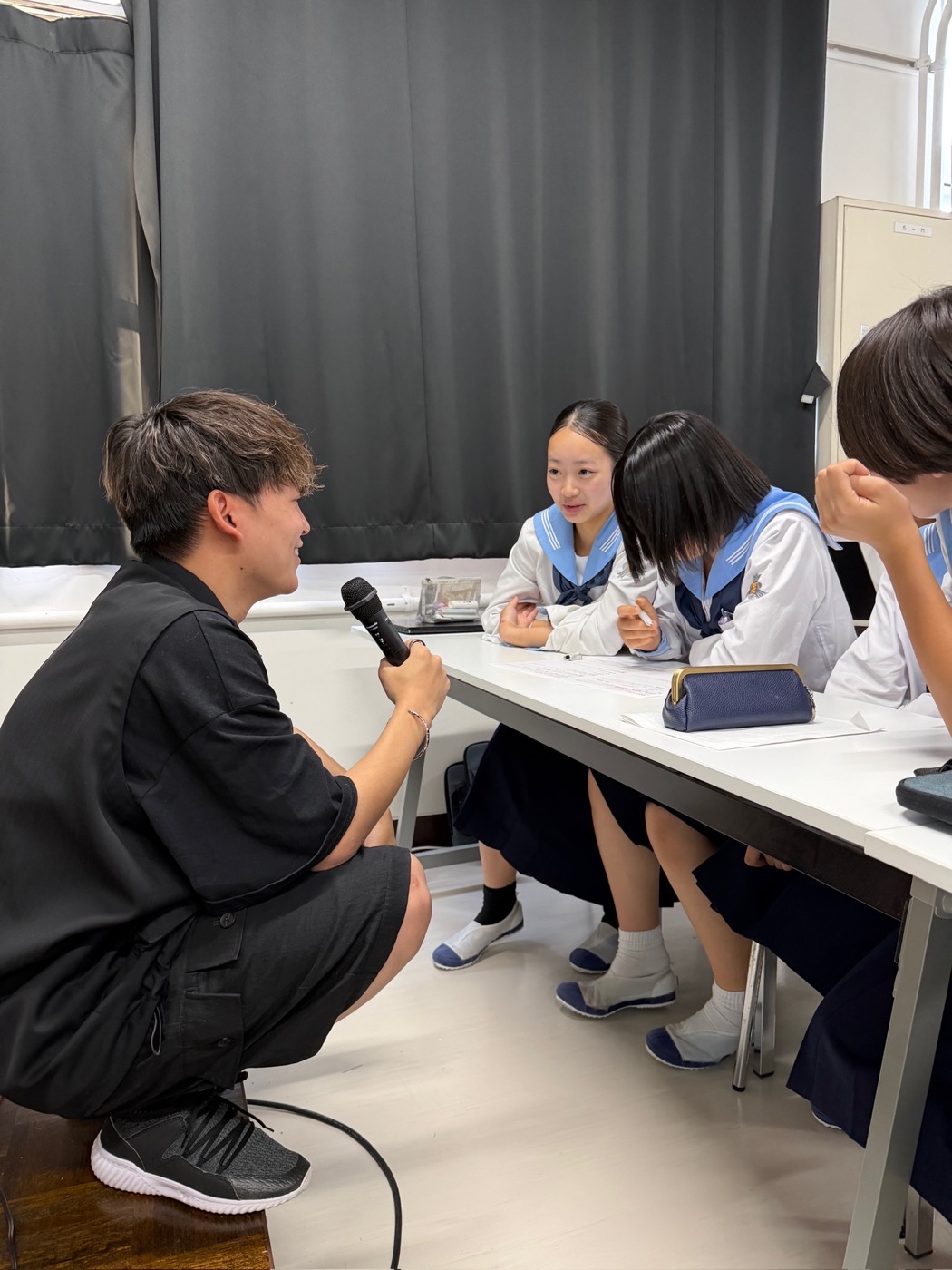 生徒と対話する様子